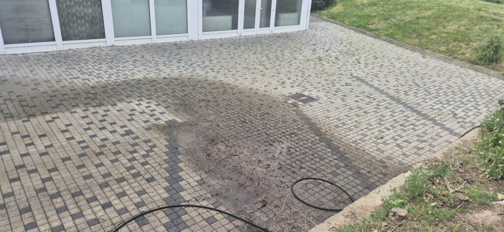 Zámková dlažba pri vstupe — Rozdiel počas čistenia