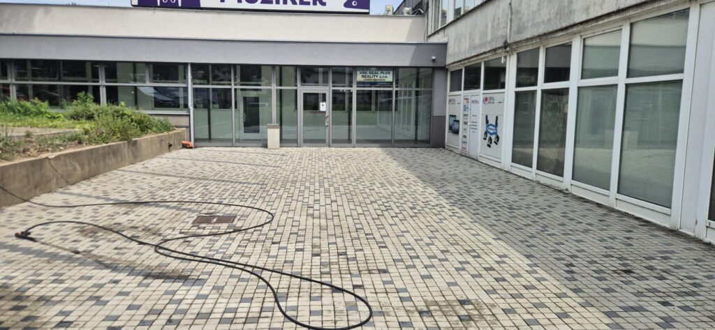 Dlažba pri budove — Pohľad na čistenú plochu