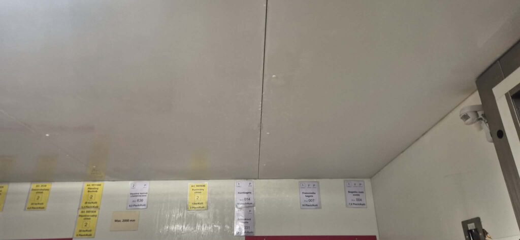 Stropný panel mraziarenského boxu bez súvislej vrstvy námrazy